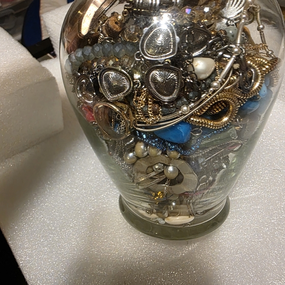 Glass Vase full Of Costume Jewelry And Some Watches... For The Hole Jar 27 Dolla - Picture 5 of 5